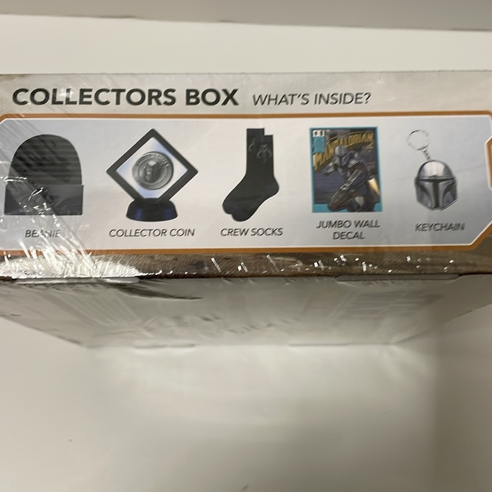 Disney Star Wars THE MANDALORIAN Collectors Box Set with 5 Gifts. New in Box - Picture 7 of 8
